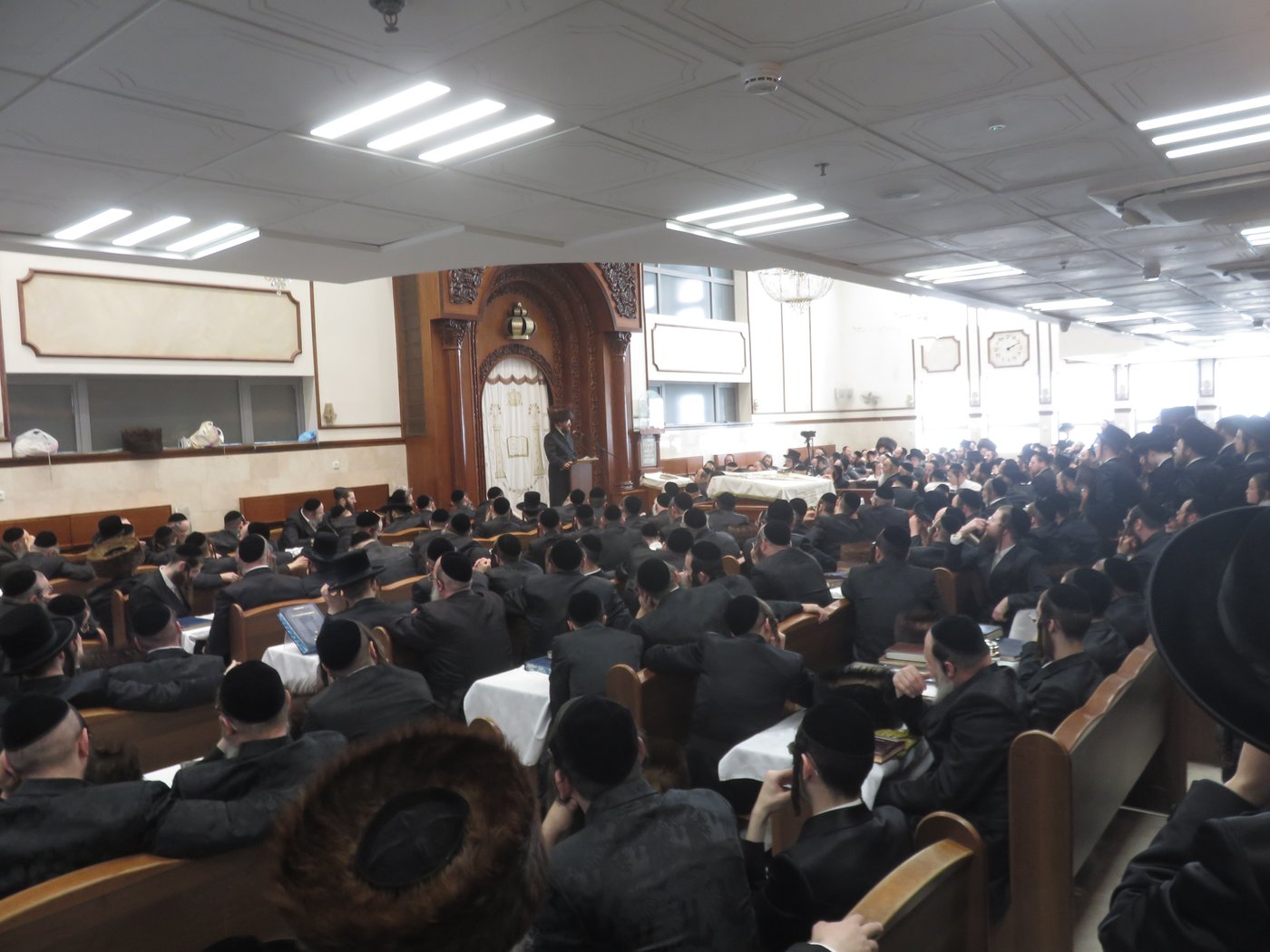 הגאון רבי שמעון שפיצר שליט"א בשיחה בבעלזא | צילום: א.כ.