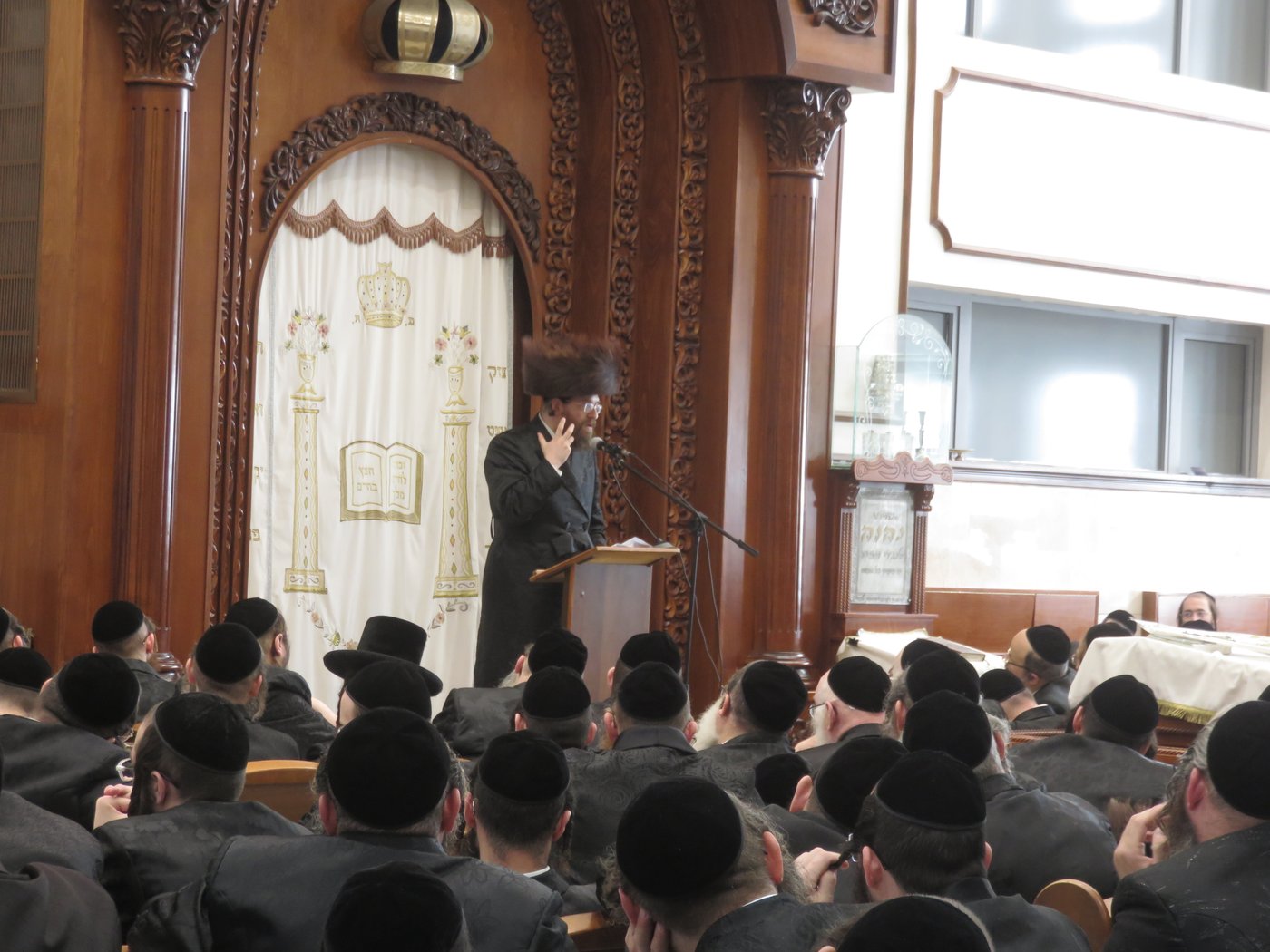 הגאון רבי שמעון שפיצר שליט"א בשיחה בבעלזא | צילום: א.כ.