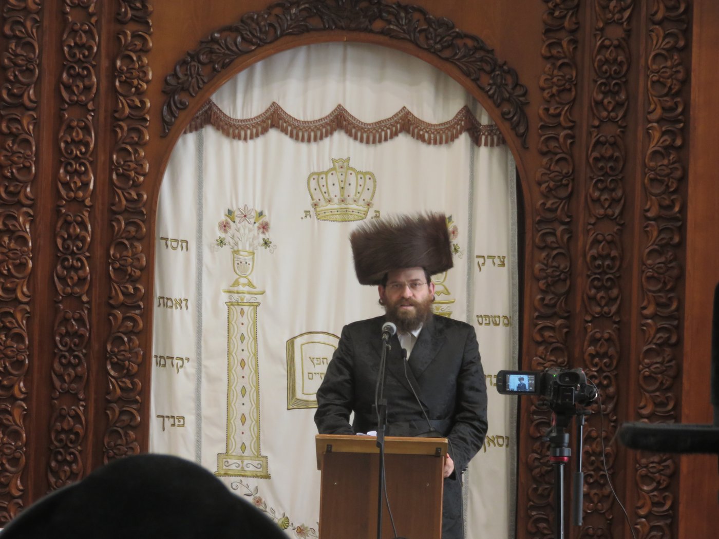 הגאון רבי שמעון שפיצר שליט"א בשיחה בבעלזא | צילום: א.כ.