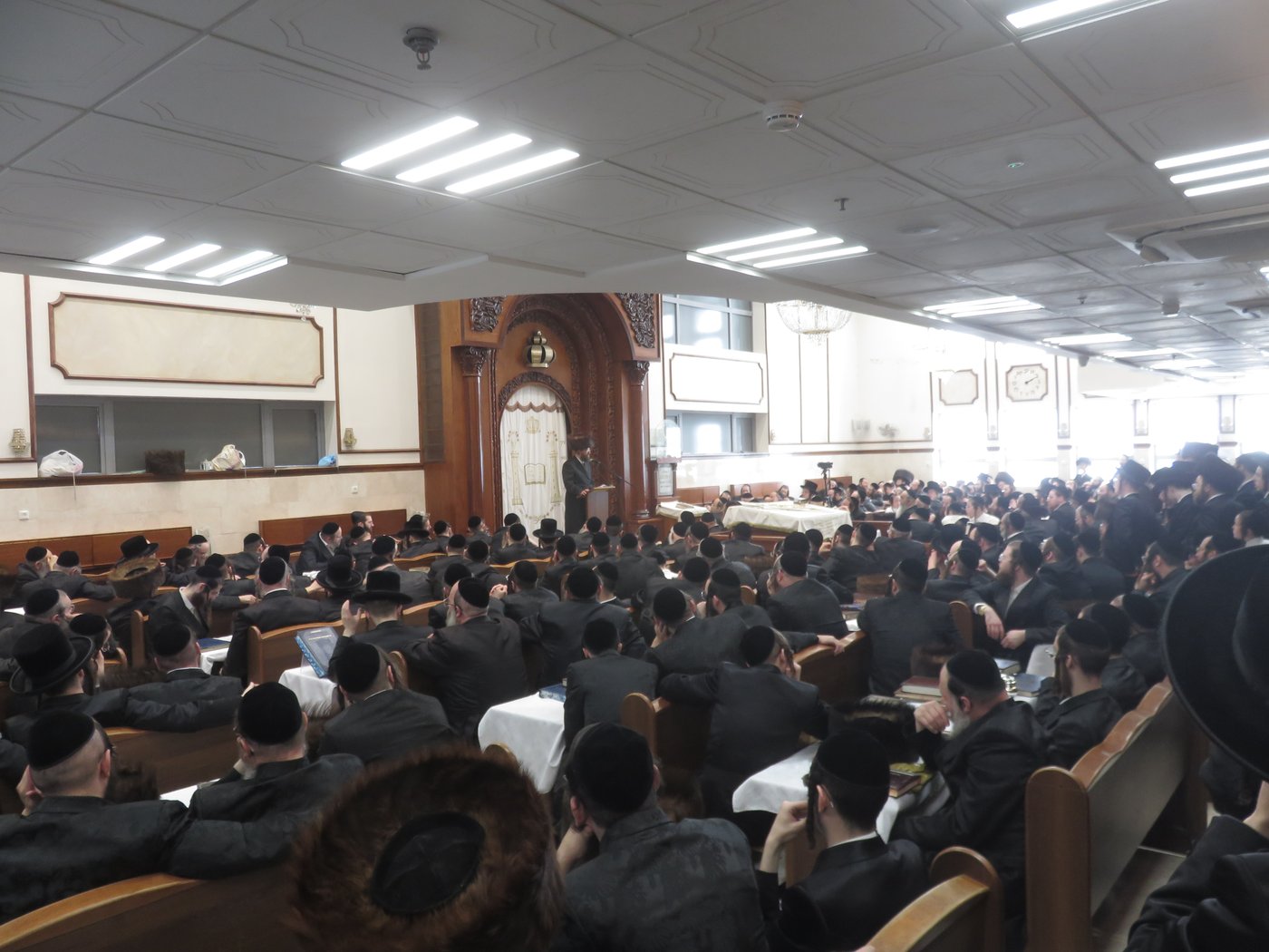 הגאון רבי שמעון שפיצר שליט"א בשיחה בבעלזא | צילום: א.כ.