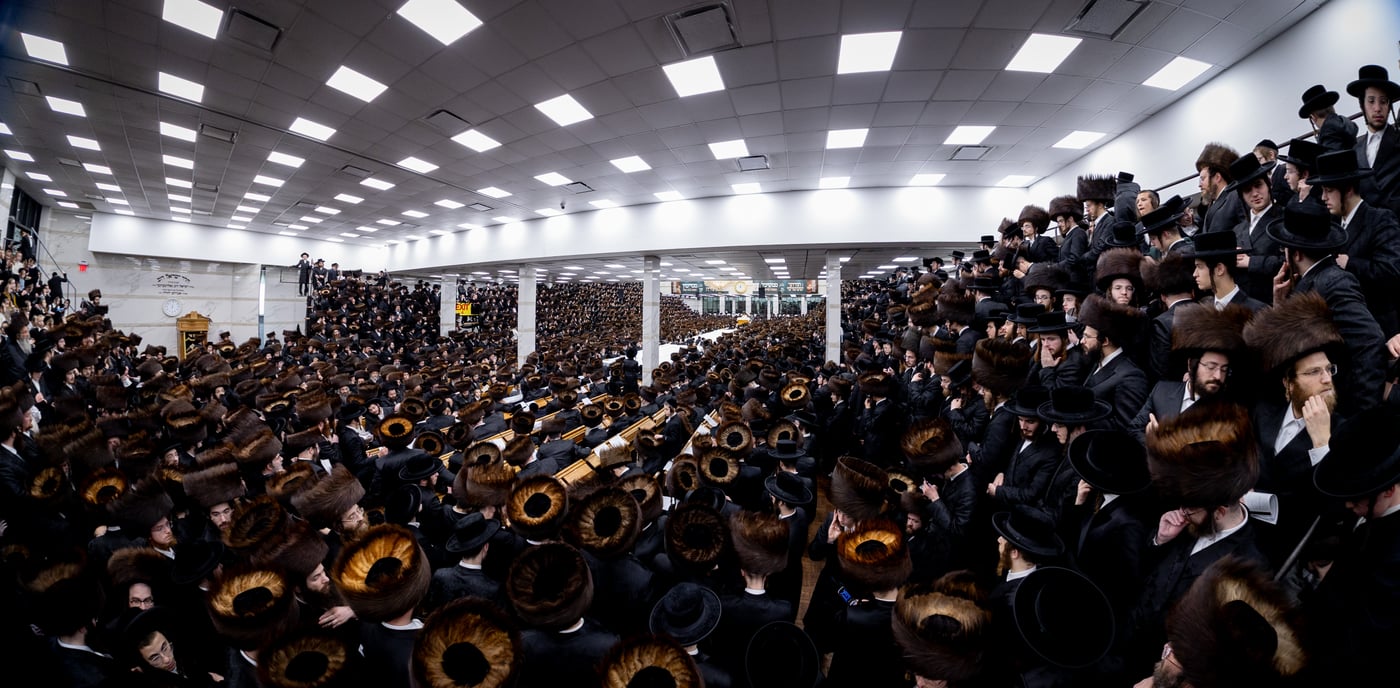מוצאי שמחת תורה בחצה"ק סאטמר