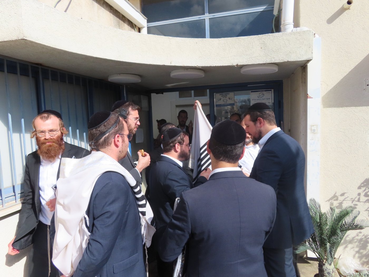 מחוץ ללשכת ראש העיר