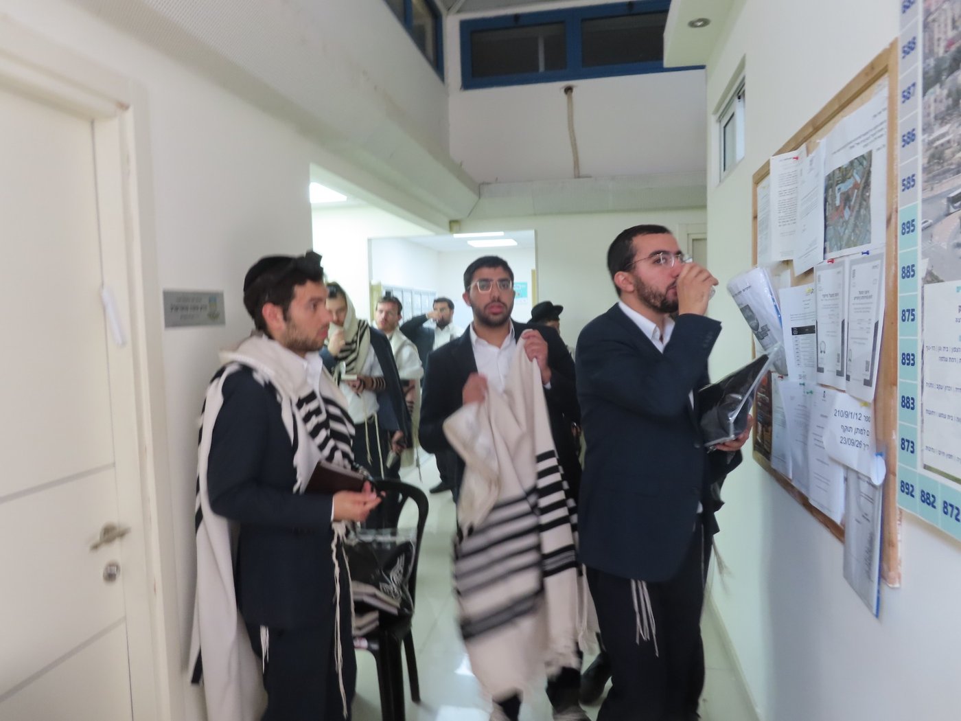 מחוץ ללשכת ראש העיר