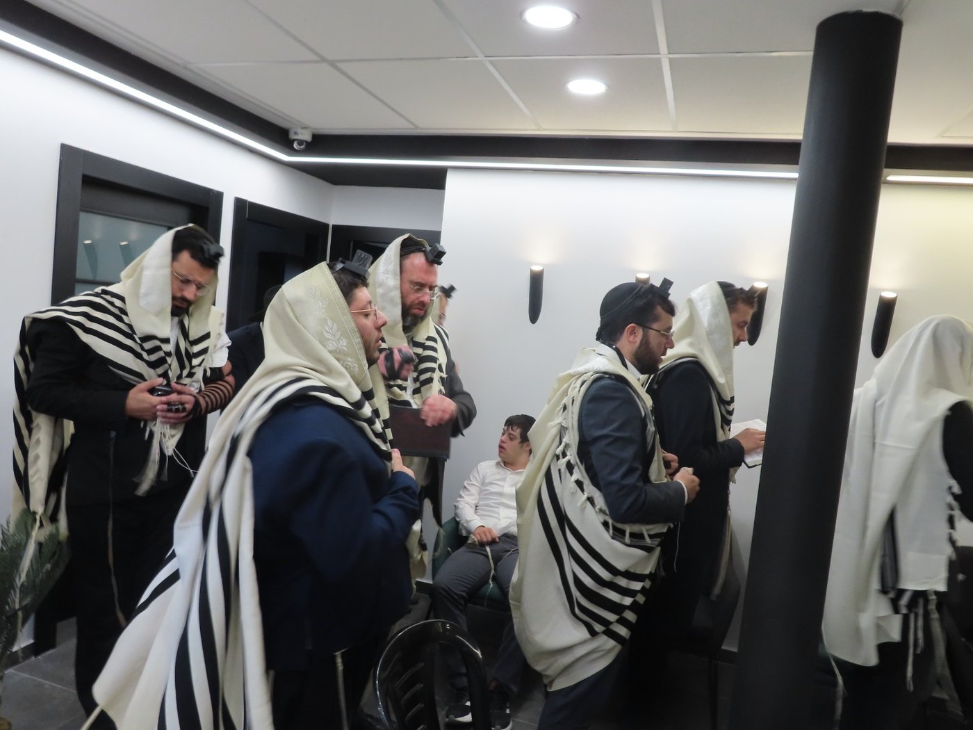 מחוץ ללשכת ראש העיר