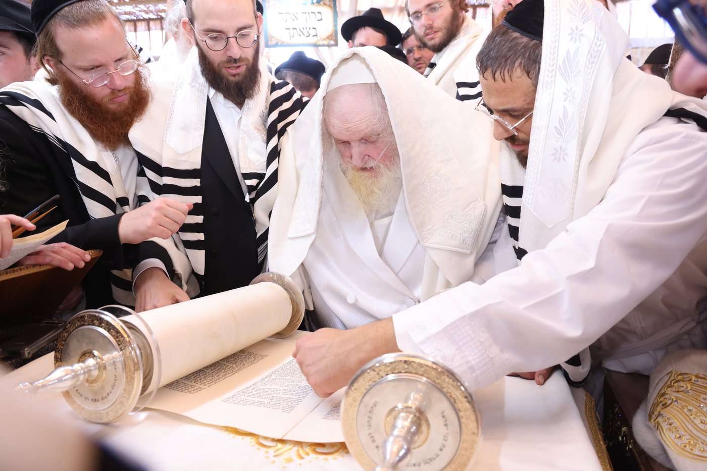 הושענא רבה אצל הגאון רבי משה שטרנבוך שליט"א | צילום: שמואל דריי