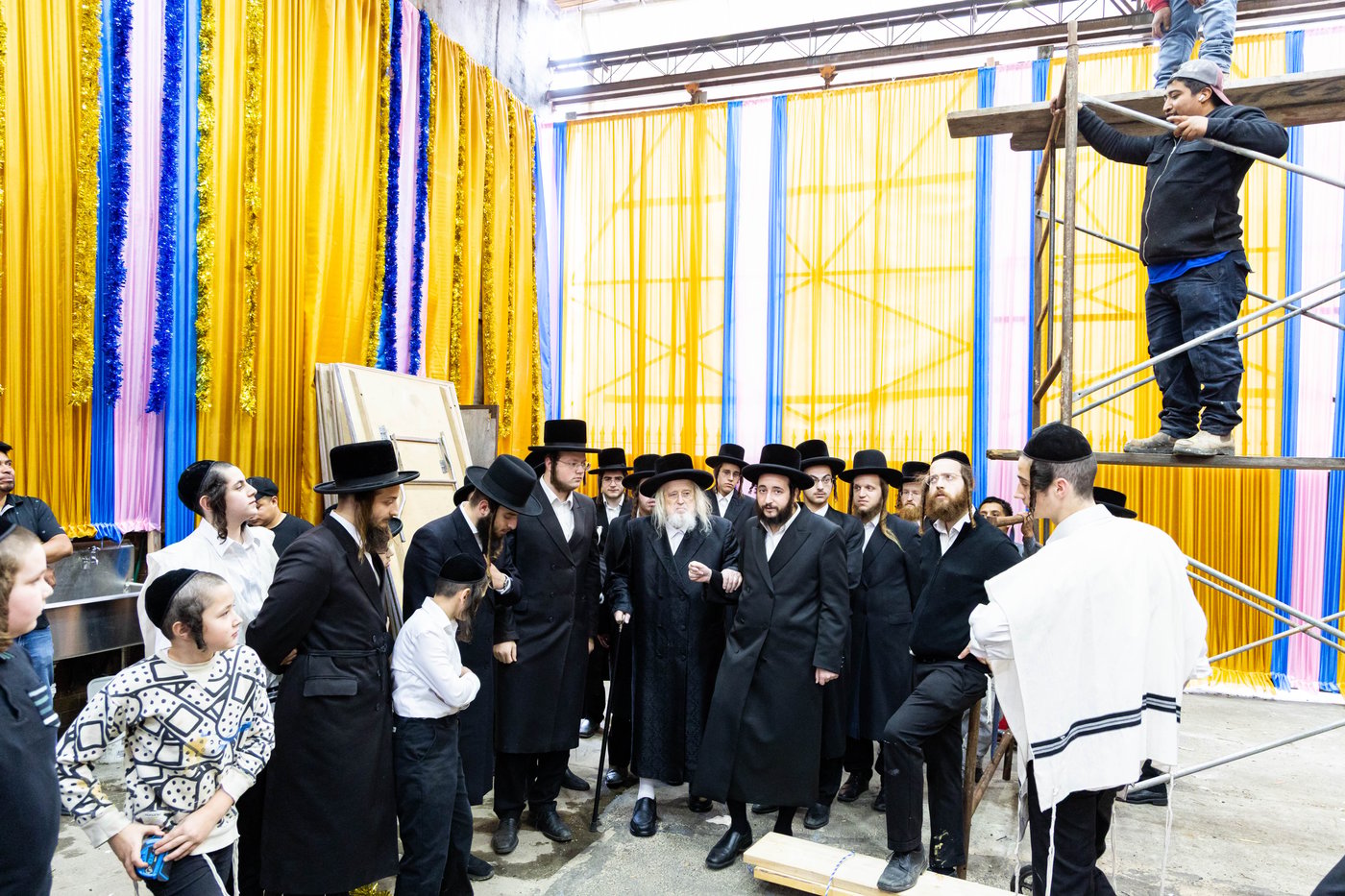 האדמו"ר ממונקאטש בסיור בסוכה | צילום: אחים לאנטשעווסקי - הלל ל"ש
