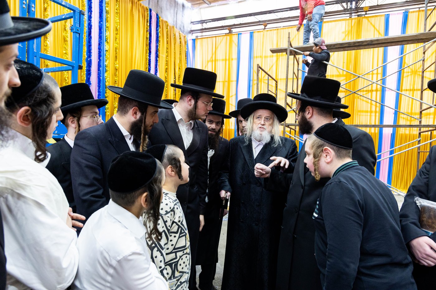 האדמו"ר ממונקאטש בסיור בסוכה | צילום: אחים לאנטשעווסקי - הלל ל"ש