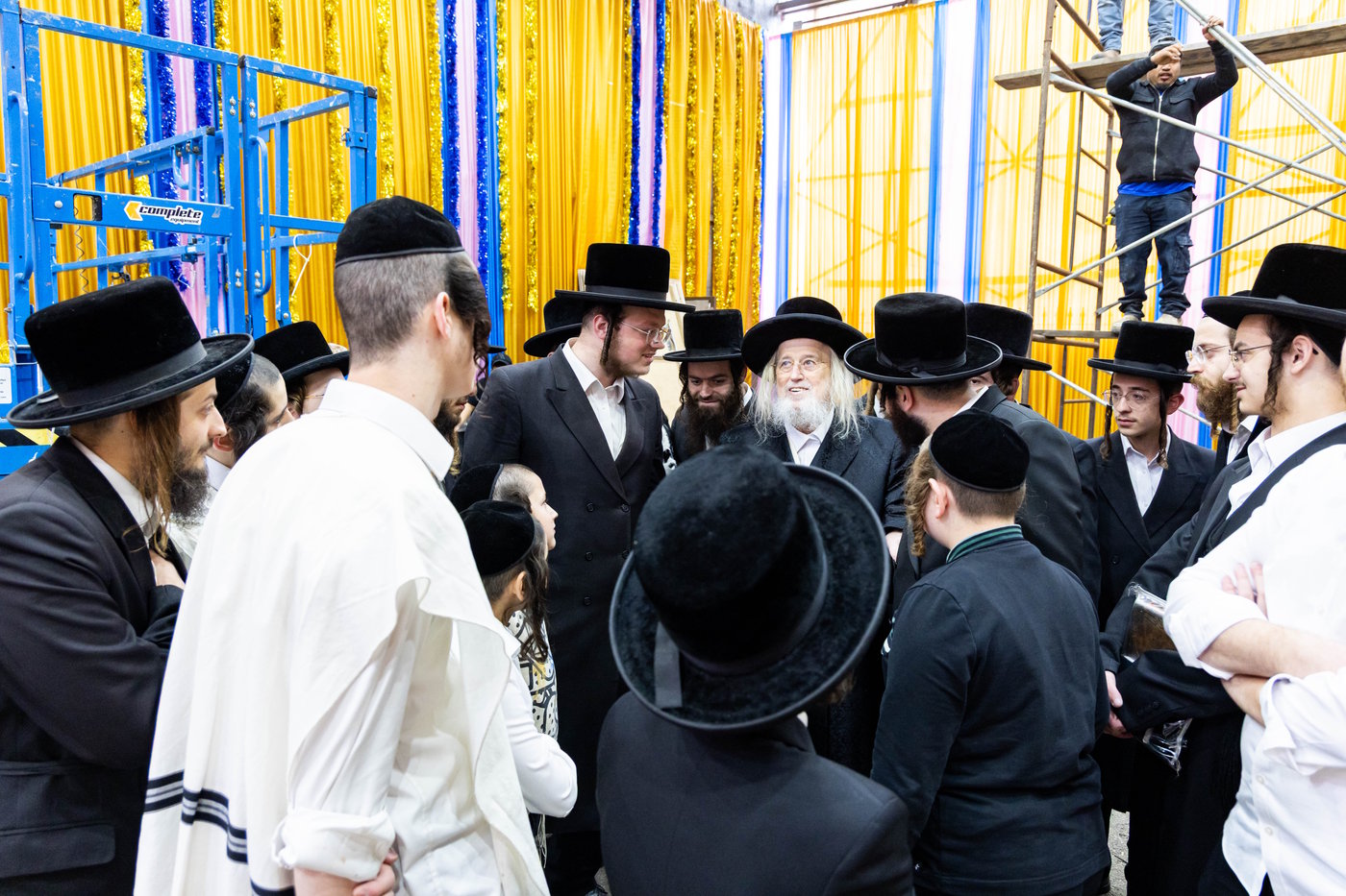 האדמו"ר ממונקאטש בסיור בסוכה | צילום: אחים לאנטשעווסקי - הלל ל"ש