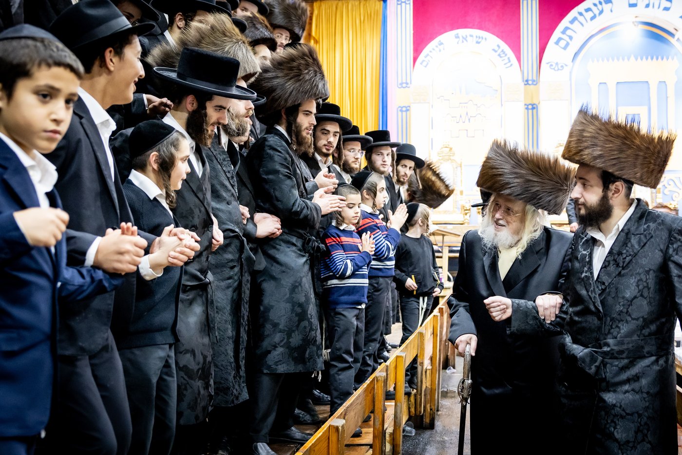 האדמו"ר ממונקאטש בטיש חול המועד סוכות | צילום: אחים לאנטשעווסקי - הלל ל"ש