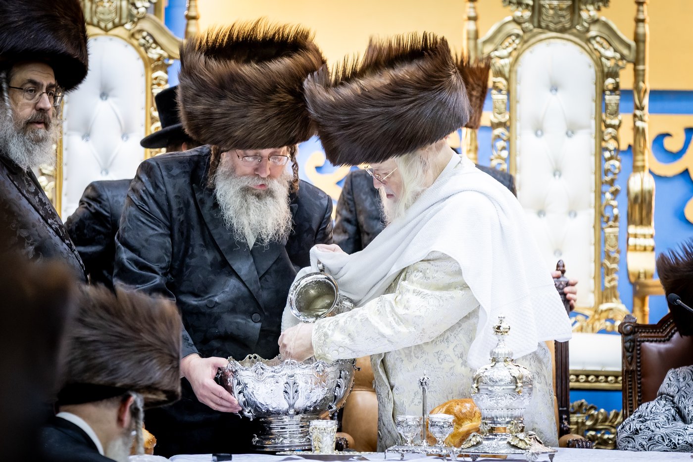 האדמו"ר ממונקאטש בטיש חול המועד סוכות | צילום: אחים לאנטשעווסקי - הלל ל"ש