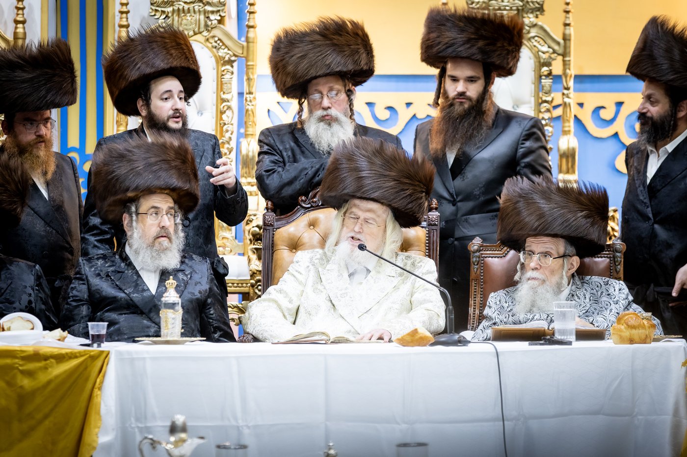 האדמו"ר ממונקאטש בטיש חול המועד סוכות | צילום: אחים לאנטשעווסקי - הלל ל"ש