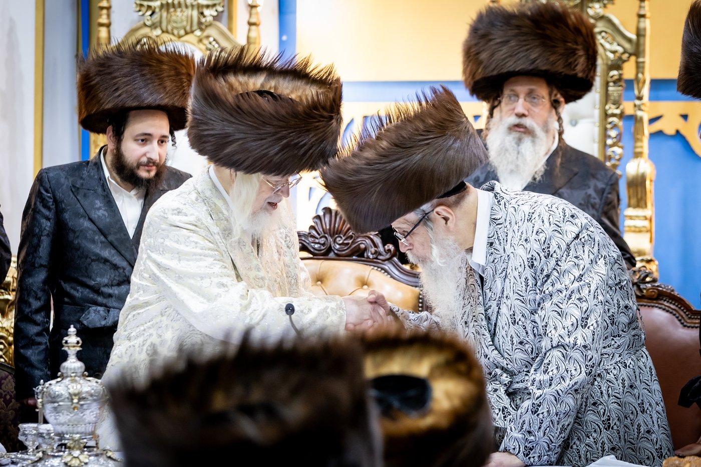 האדמו"ר ממונקאטש בטיש חול המועד סוכות | צילום: אחים לאנטשעווסקי - הלל ל"ש