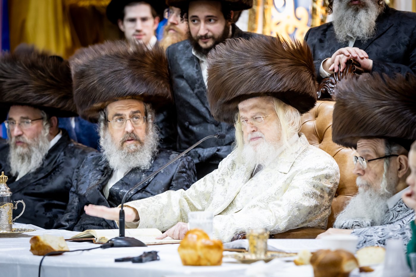האדמו"ר ממונקאטש בטיש חול המועד סוכות | צילום: אחים לאנטשעווסקי - הלל ל"ש