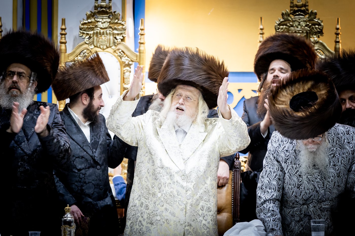 האדמו"ר ממונקאטש בטיש חול המועד סוכות | צילום: אחים לאנטשעווסקי - הלל ל"ש