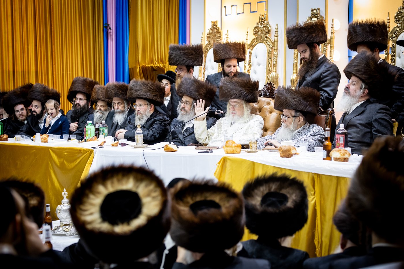 האדמו"ר ממונקאטש בטיש חול המועד סוכות | צילום: אחים לאנטשעווסקי - הלל ל"ש