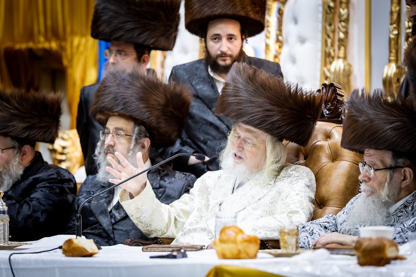 האדמו"ר ממונקאטש בטיש חול המועד סוכות | צילום: אחים לאנטשעווסקי - הלל ל"ש