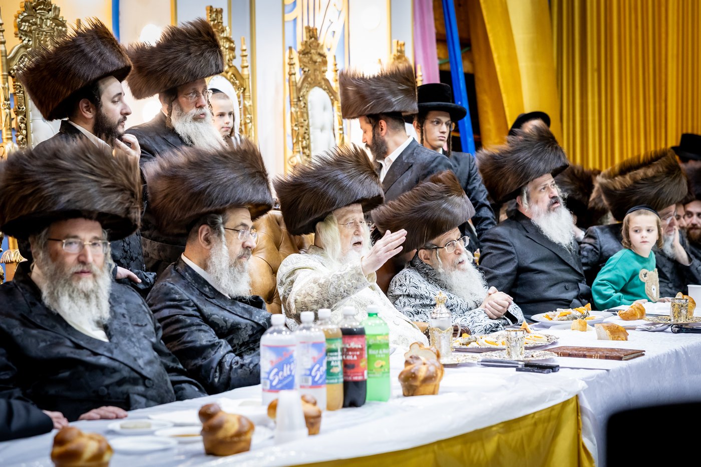 האדמו"ר ממונקאטש בטיש חול המועד סוכות | צילום: אחים לאנטשעווסקי - הלל ל"ש