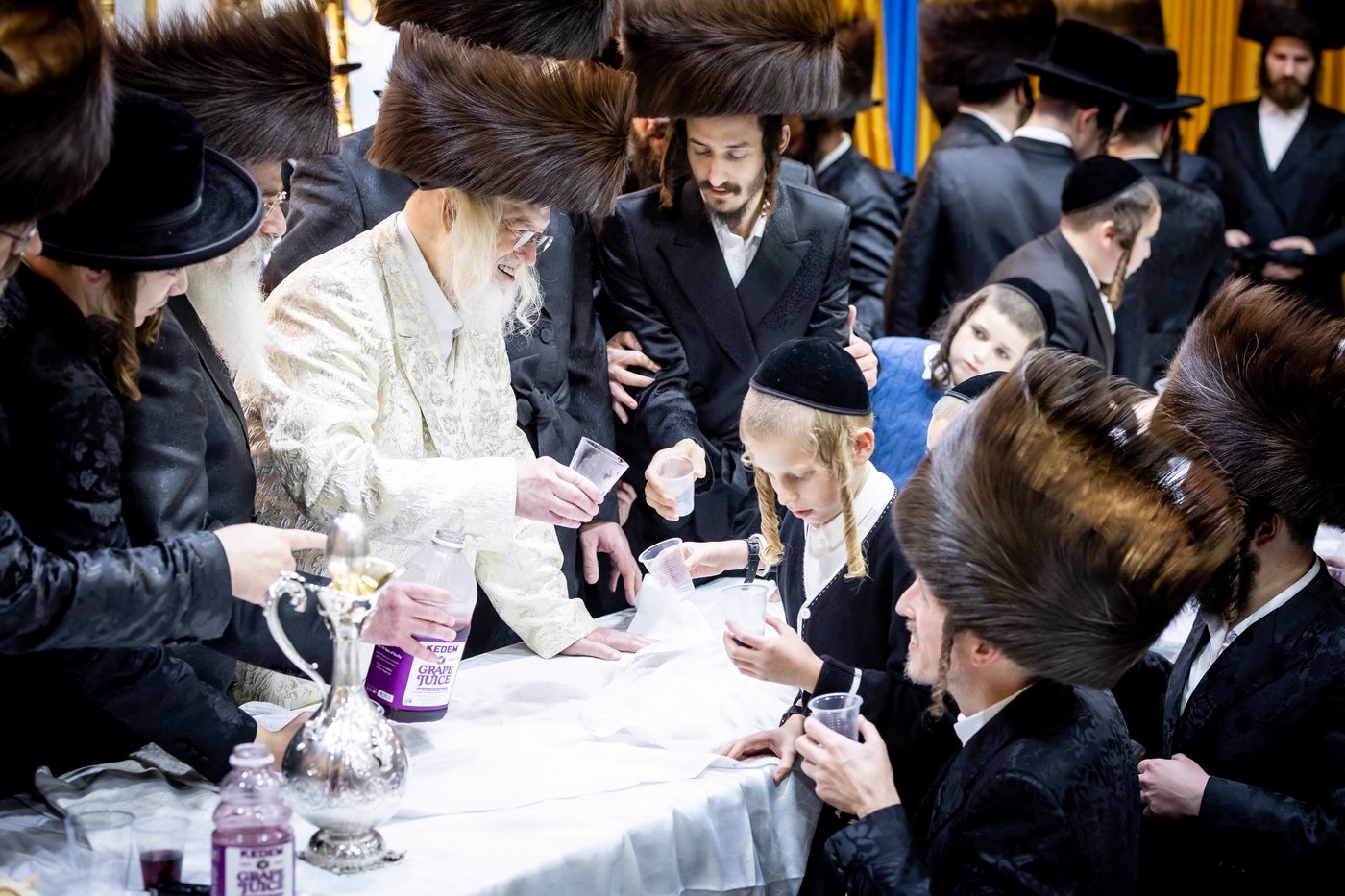 האדמו"ר ממונקאטש בטיש חול המועד סוכות | צילום: אחים לאנטשעווסקי - הלל ל"ש