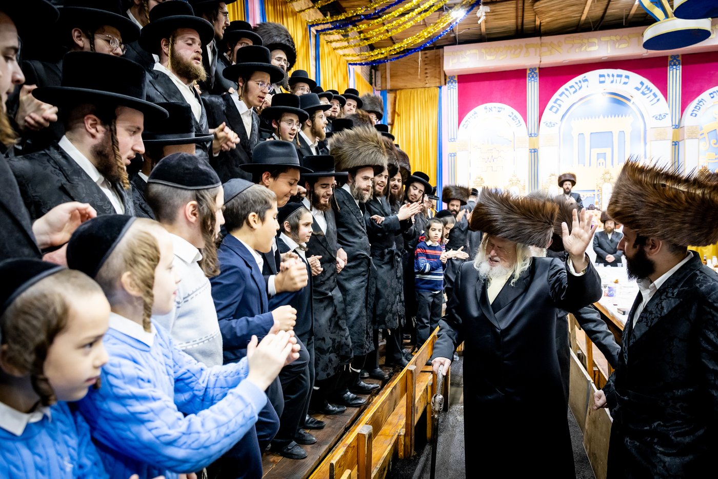 האדמו"ר ממונקאטש בטיש חול המועד סוכות | צילום: אחים לאנטשעווסקי - הלל ל"ש