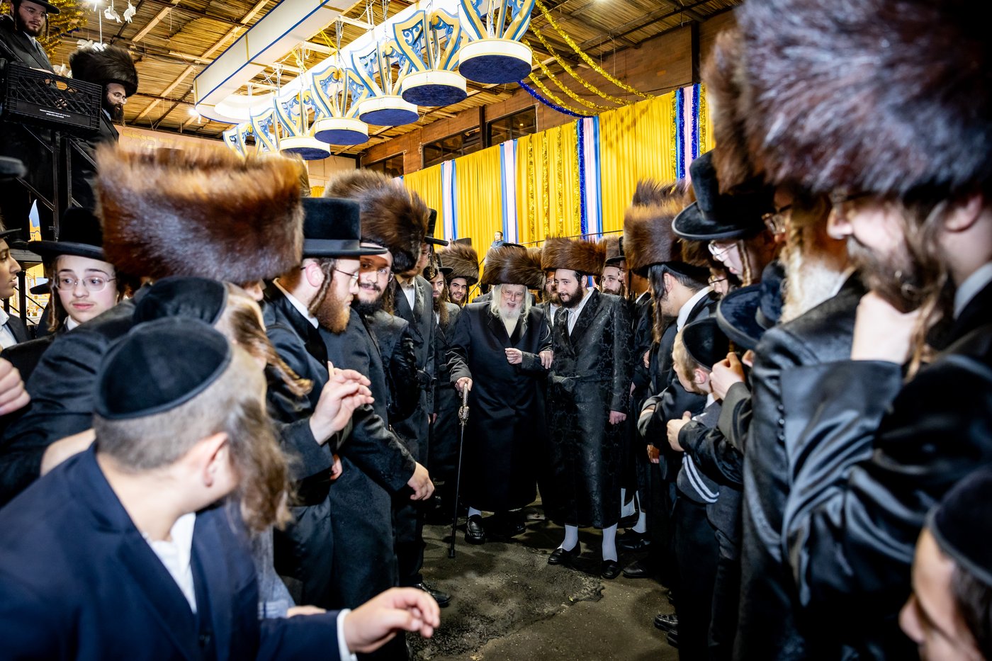 האדמו"ר ממונקאטש בטיש חול המועד סוכות | צילום: אחים לאנטשעווסקי - הלל ל"ש
