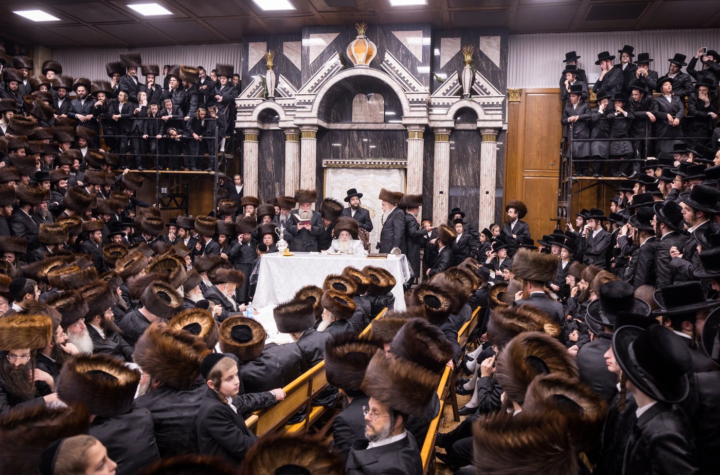 ירח האיתנים בחצר הקודש צאנז קלויזנבורג | צילום: אחים לאנטשעווסקי