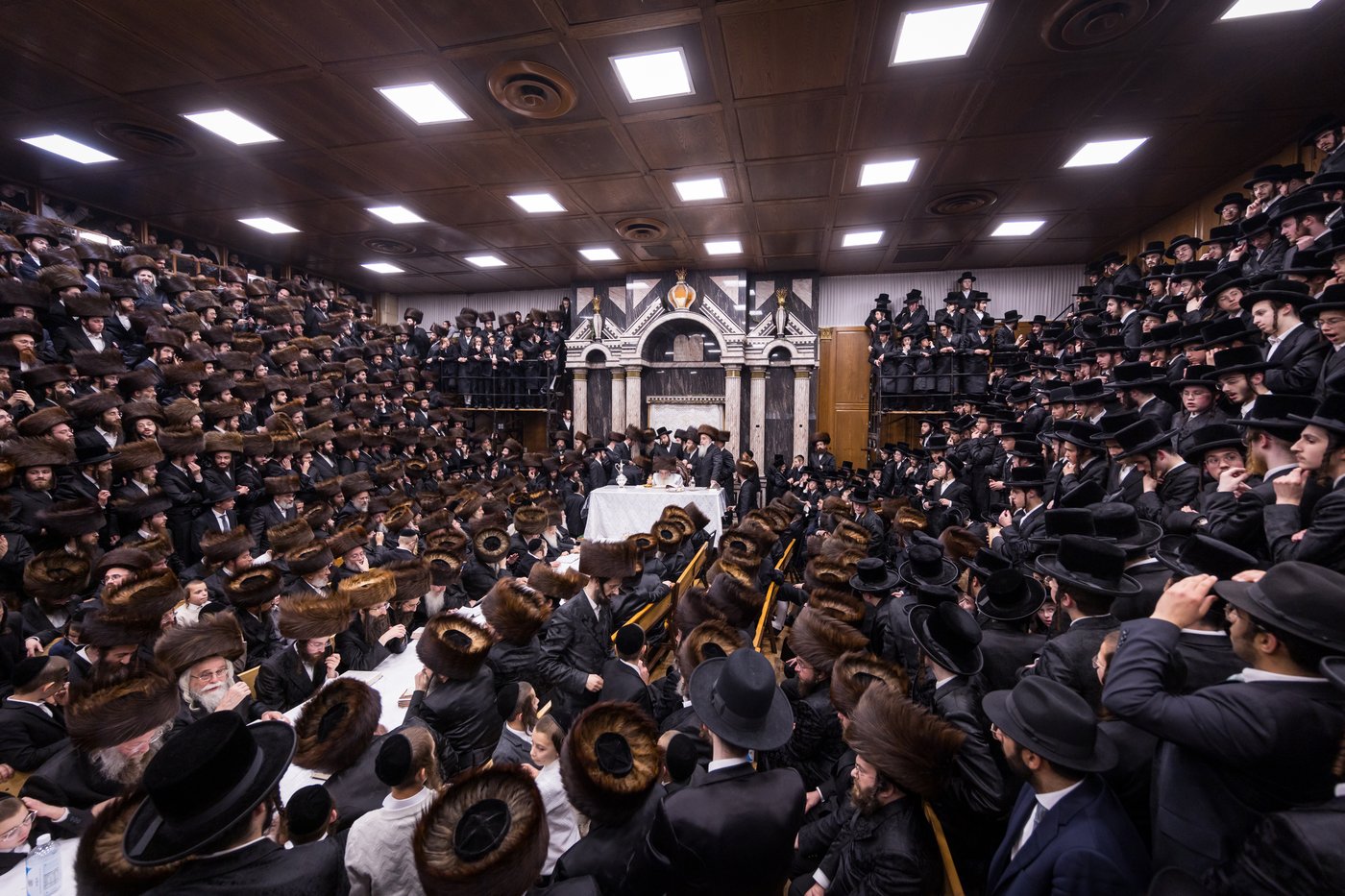 ירח האיתנים בחצר הקודש צאנז קלויזנבורג | צילום: אחים לאנטשעווסקי