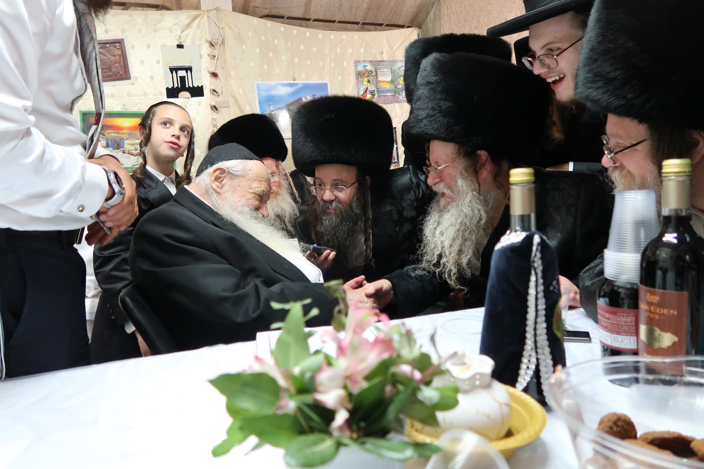 האדמו"ר מקוזמיר שליט"א בביקור אצל הגאון הרב נבנצל שליט"א | צילום: י. פריד