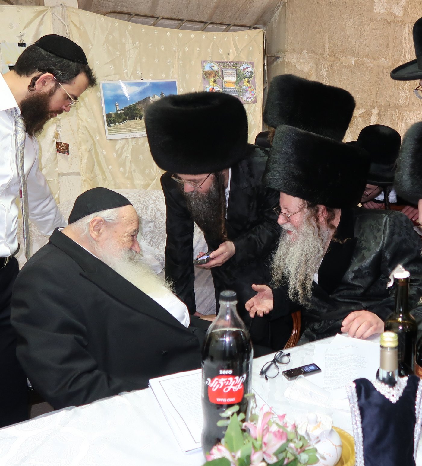 האדמו"ר מקוזמיר שליט"א בביקור אצל הגאון הרב נבנצל שליט"א | צילום: י. פריד