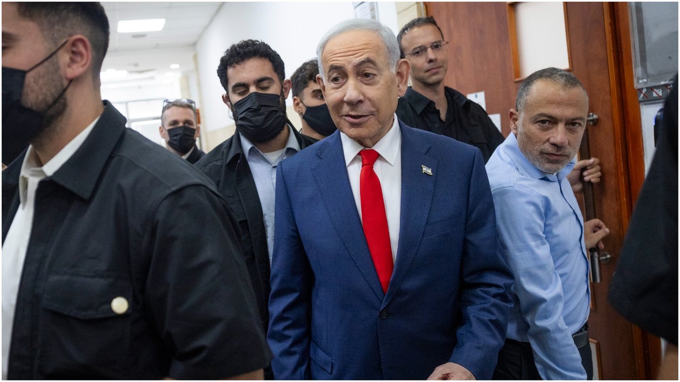 נתניהו נכנס לאולם בית המשפט