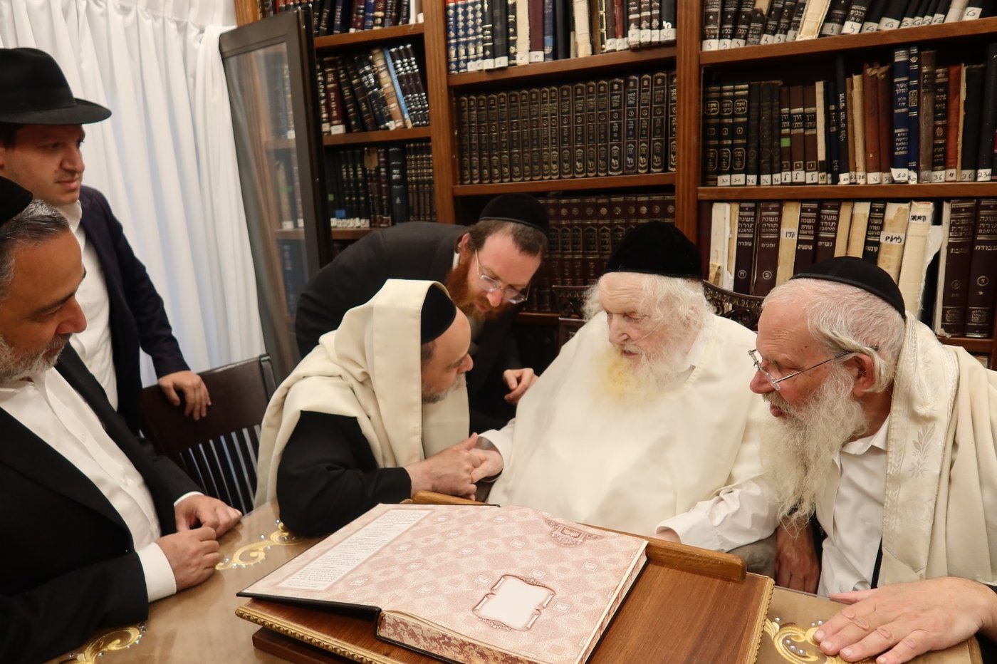 הגאון רבי יעקב דוד נאקש שליט"א בביקורו אצל מרן הגר"מ שטרנבוך שליט"א