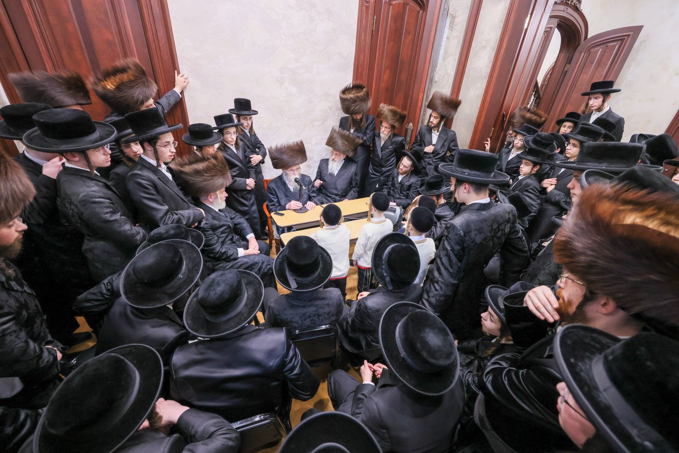 הבחורים במעון ה'ויואל משה' זי"ע ברחוב בעדפארד 500 | צילום: באדיבות המצלם