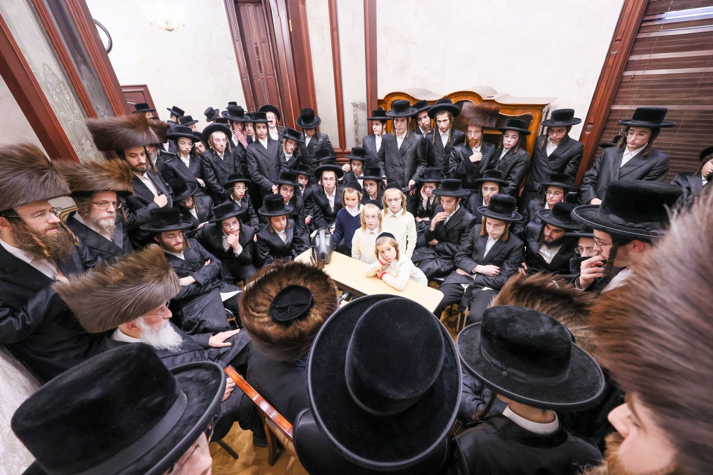 הבחורים במעון ה'ויואל משה' זי"ע ברחוב בעדפארד 500 | צילום: באדיבות המצלם