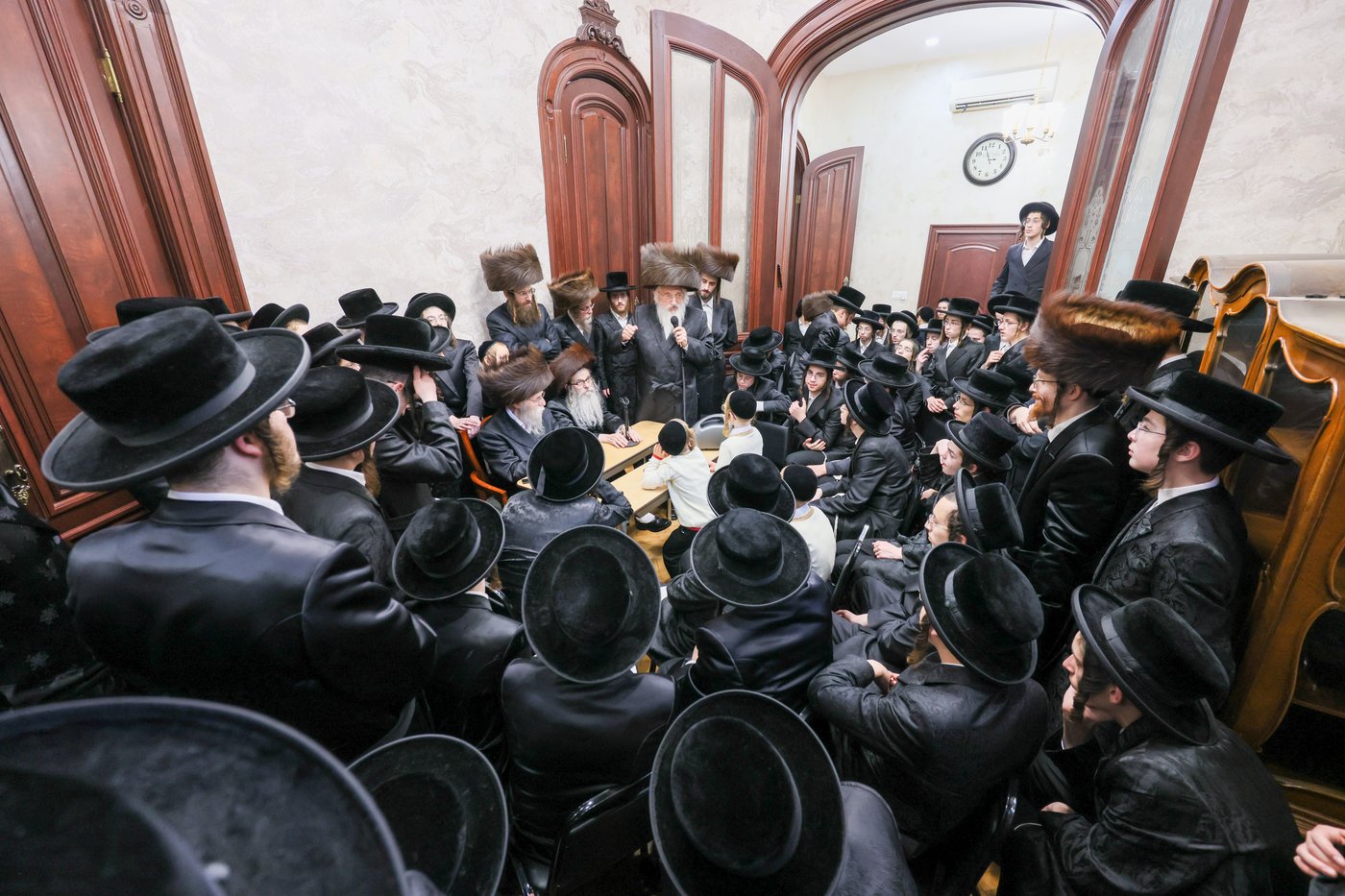 הבחורים במעון ה'ויואל משה' זי"ע ברחוב בעדפארד 500 | צילום: באדיבות המצלם