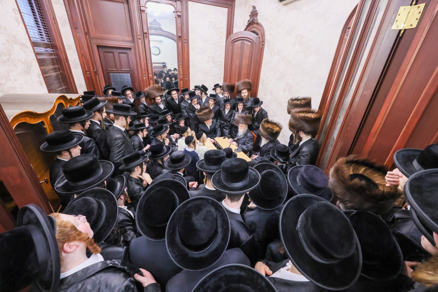 הבחורים במעון ה'ויואל משה' זי"ע ברחוב בעדפארד 500 | צילום: באדיבות המצלם