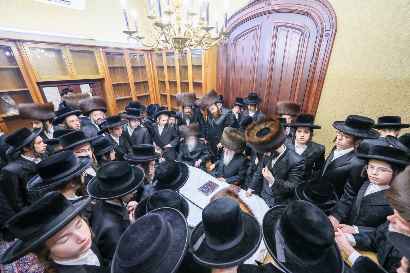 הבחורים במעון ה'ויואל משה' זי"ע ברחוב בעדפארד 500 | צילום: באדיבות המצלם