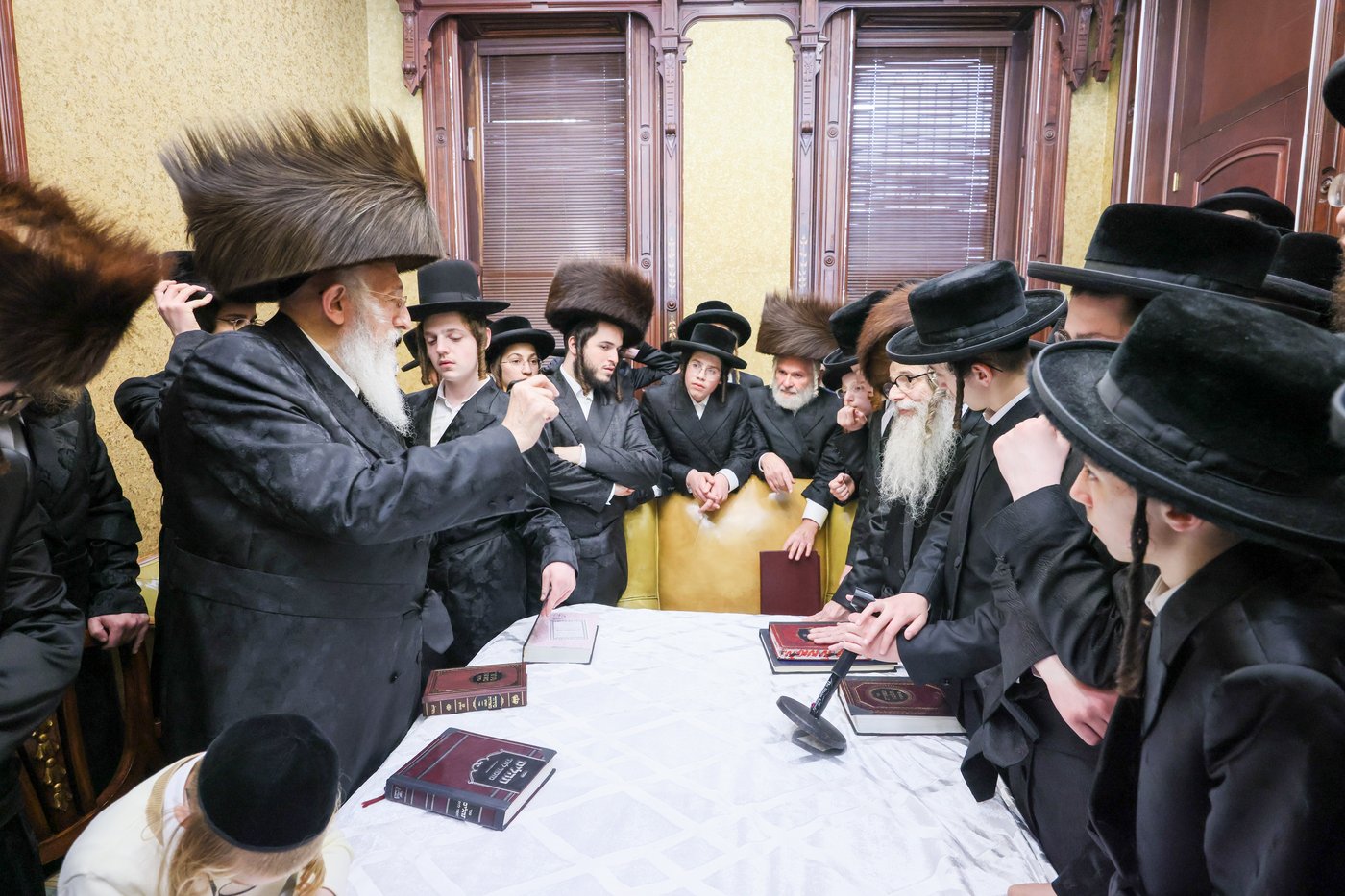 הבחורים במעון ה'ויואל משה' זי"ע ברחוב בעדפארד 500 | צילום: באדיבות המצלם