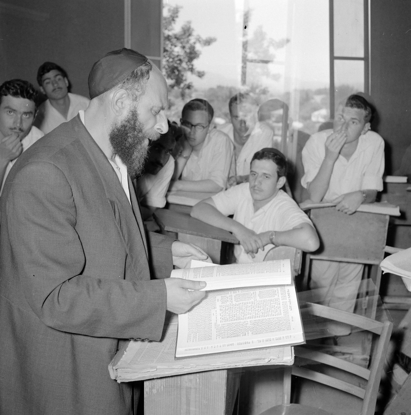 מבטים דרוכים, מחוות יד סוערת וספרים פתוחים: עולם התורה קם מחדש בצריפים