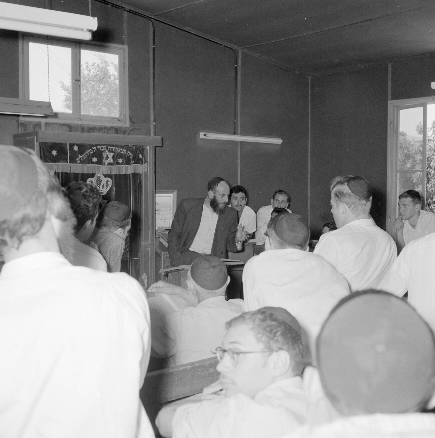 שיעור תוסס בצריף בכפר חסידים: מבטים מרותקים, ספרים פתוחים והתלהבות היסטורית של פעם