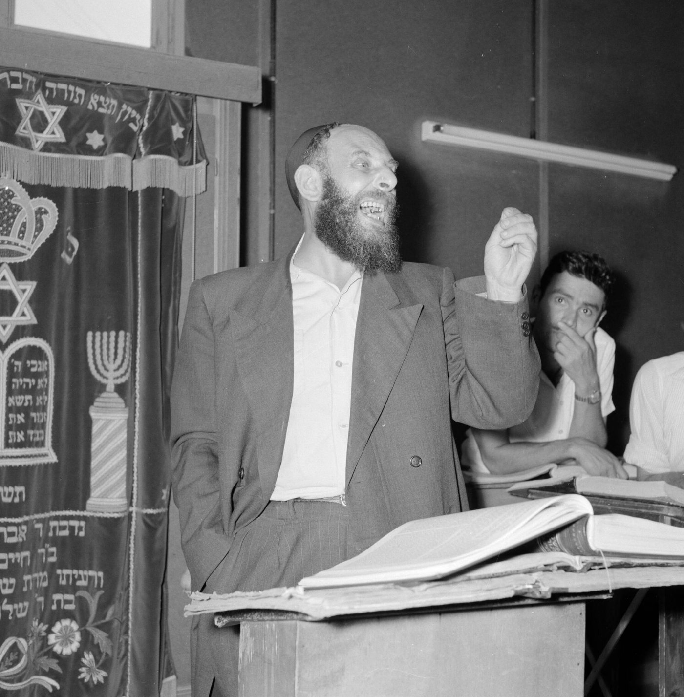 תנועת יד אחת של הכרעה, וברק שאינו כבה בעיניים