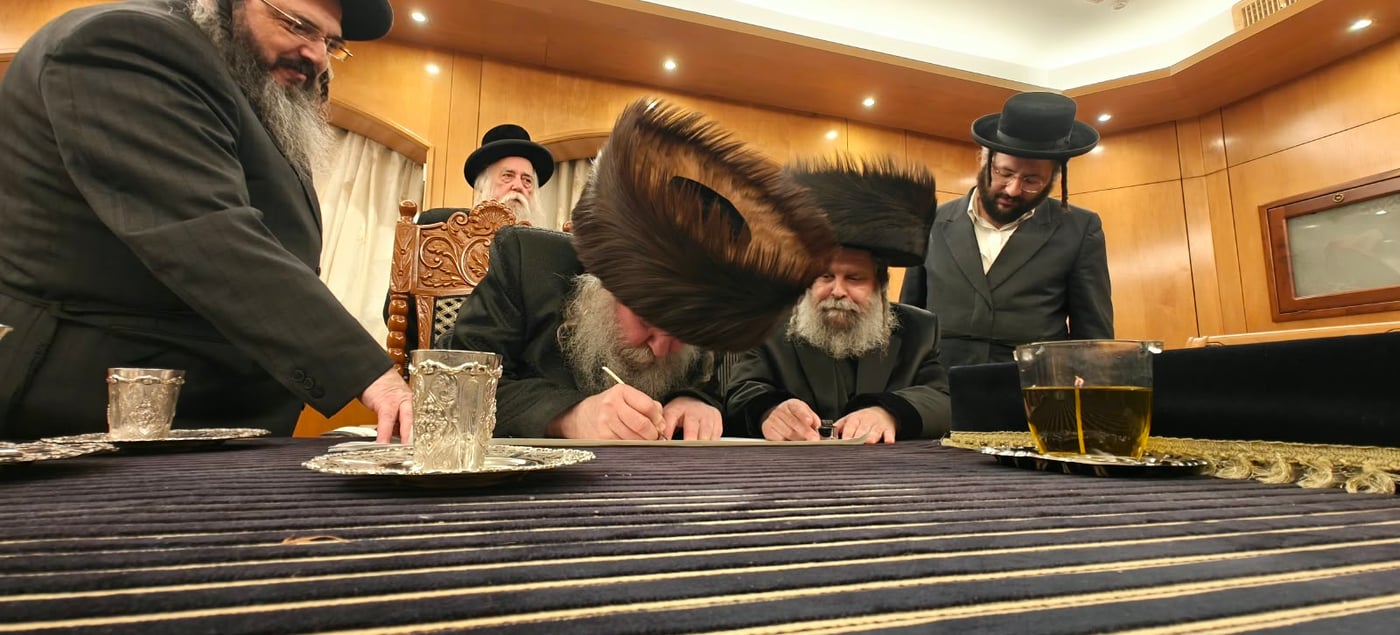האדמו"ר מנדבורנה ביתר בביקור אצל האדמו"ר מנדבורנה