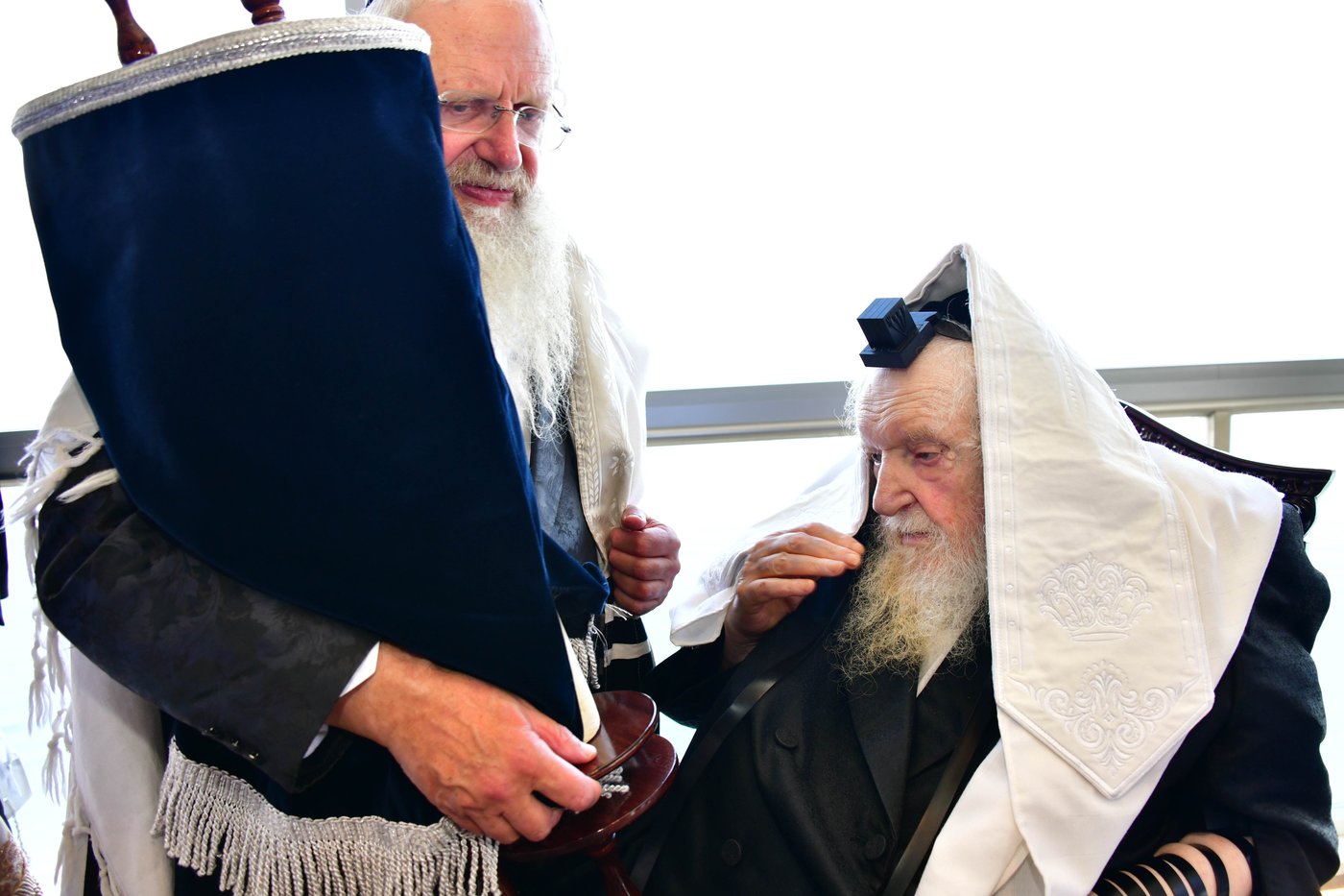 הגאון רבי משה שטרנבוך שליט"א בתפילת שחרית בנתניה | צילום: שוקי לרר