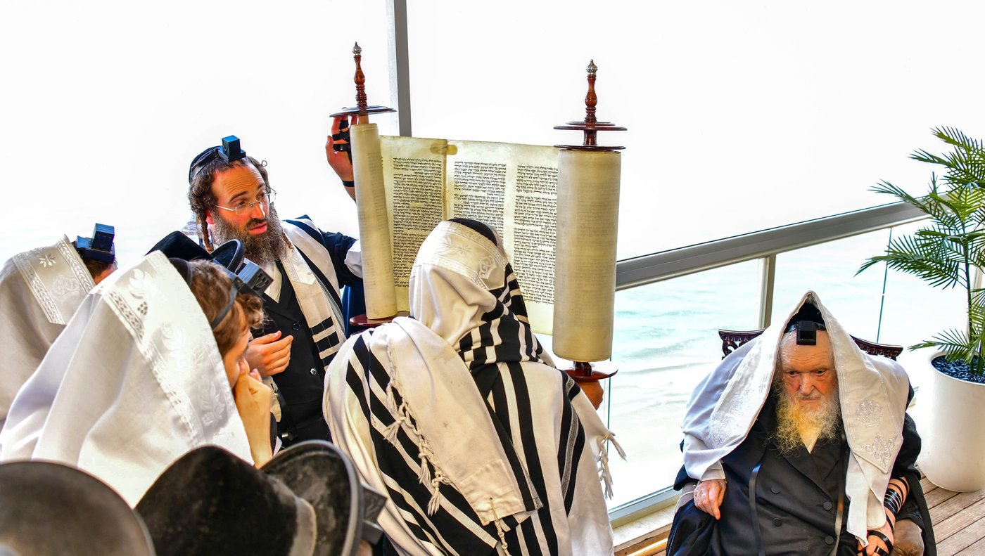הגאון רבי משה שטרנבוך שליט"א בתפילת שחרית בנתניה | צילום: שוקי לרר