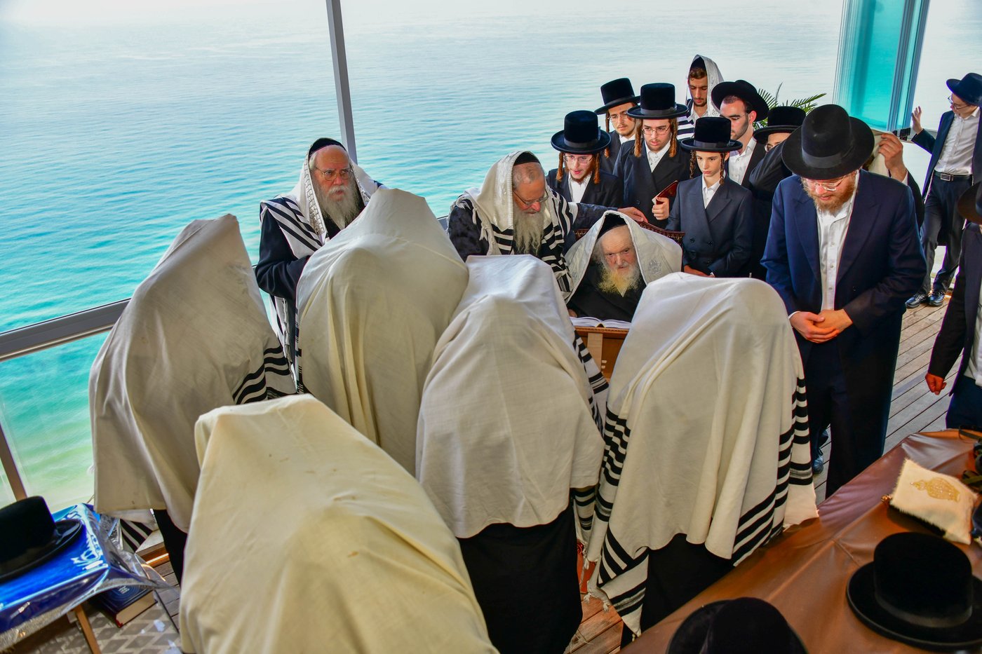הגאון רבי משה שטרנבוך שליט"א בתפילת שחרית בנתניה | צילום: שוקי לרר
