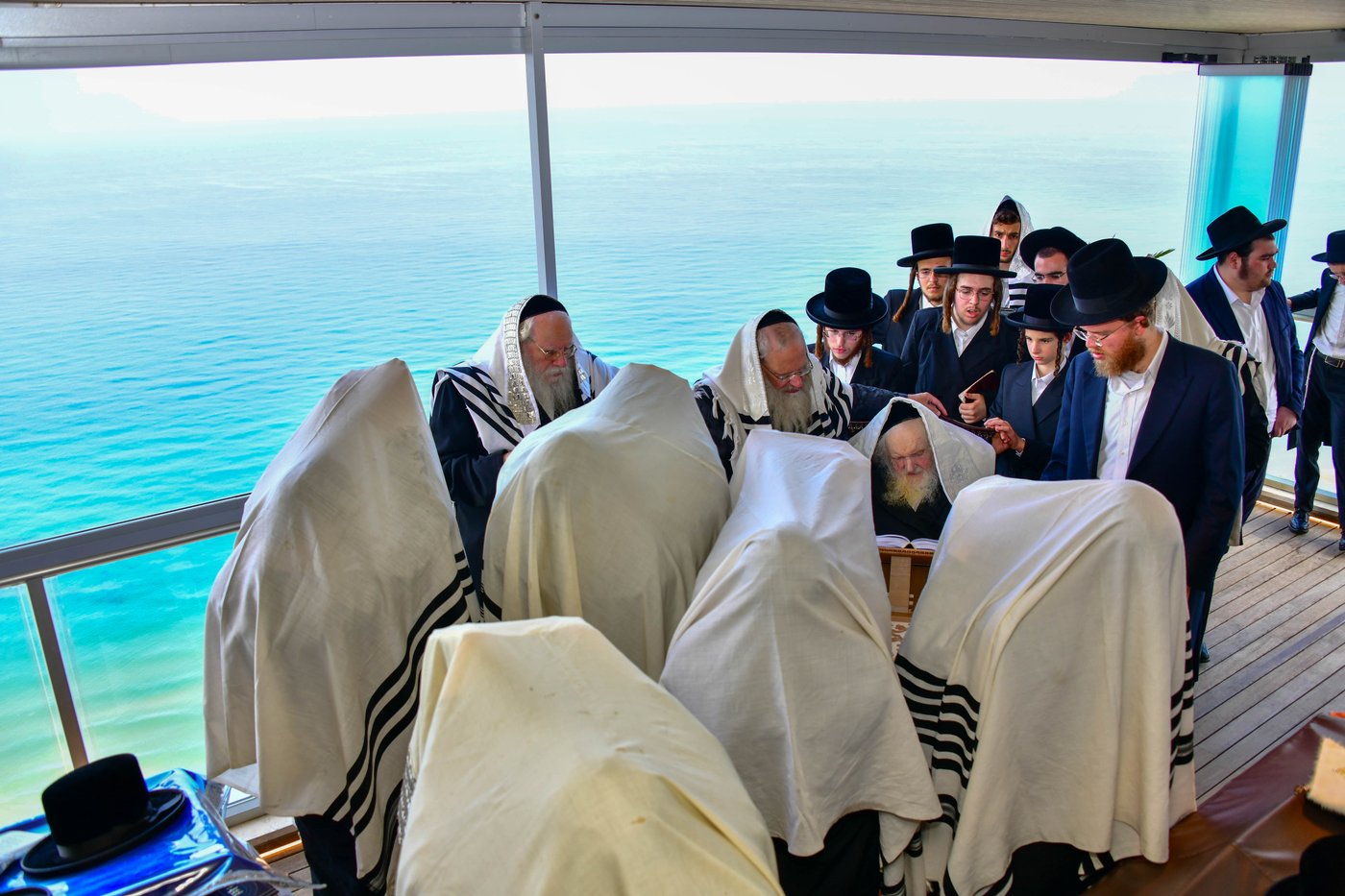 הגאון רבי משה שטרנבוך שליט"א בתפילת שחרית בנתניה | צילום: שוקי לרר