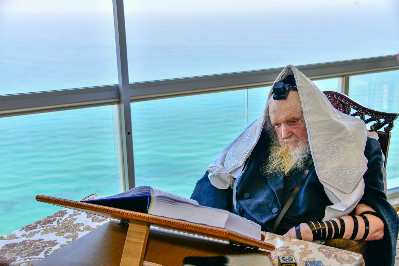 הגאון רבי משה שטרנבוך שליט"א בתפילת שחרית בנתניה | צילום: שוקי לרר