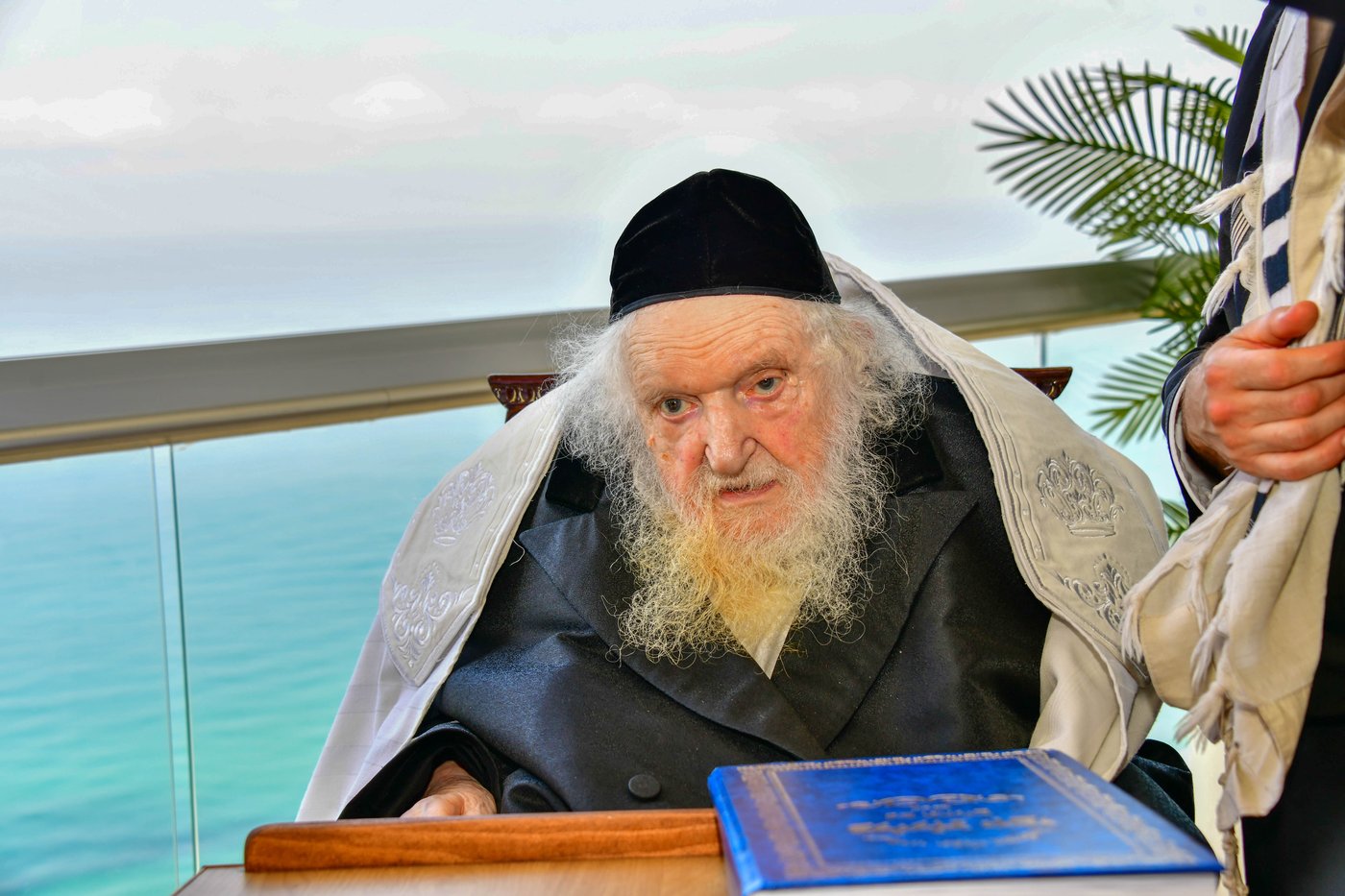 הגאון רבי משה שטרנבוך שליט"א בתפילת שחרית בנתניה | צילום: שוקי לרר