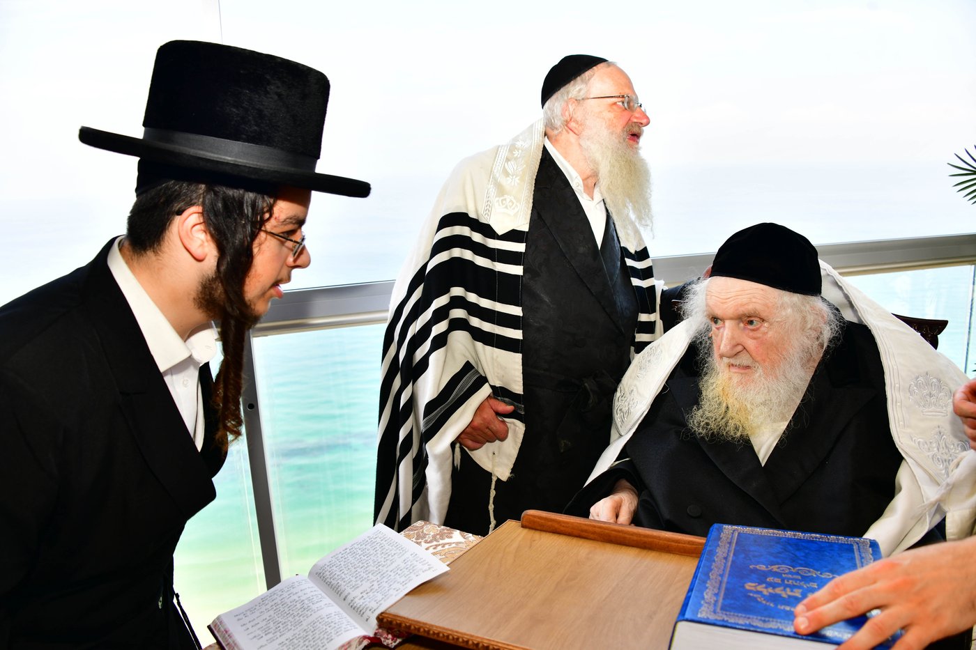 הגאון רבי משה שטרנבוך שליט"א בתפילת שחרית בנתניה | צילום: שוקי לרר