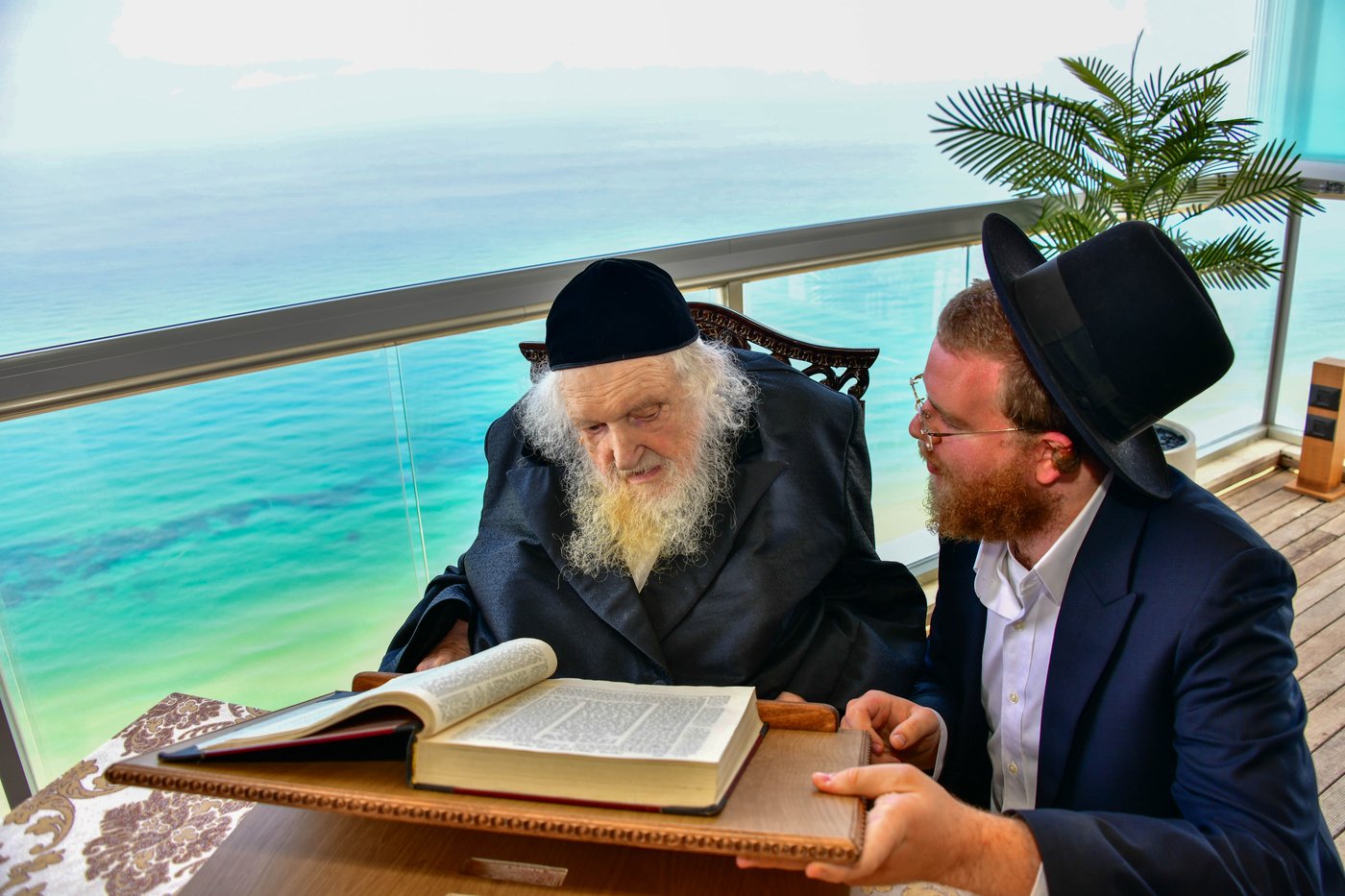 הגאון רבי משה שטרנבוך שליט"א בתפילת שחרית בנתניה | צילום: שוקי לרר