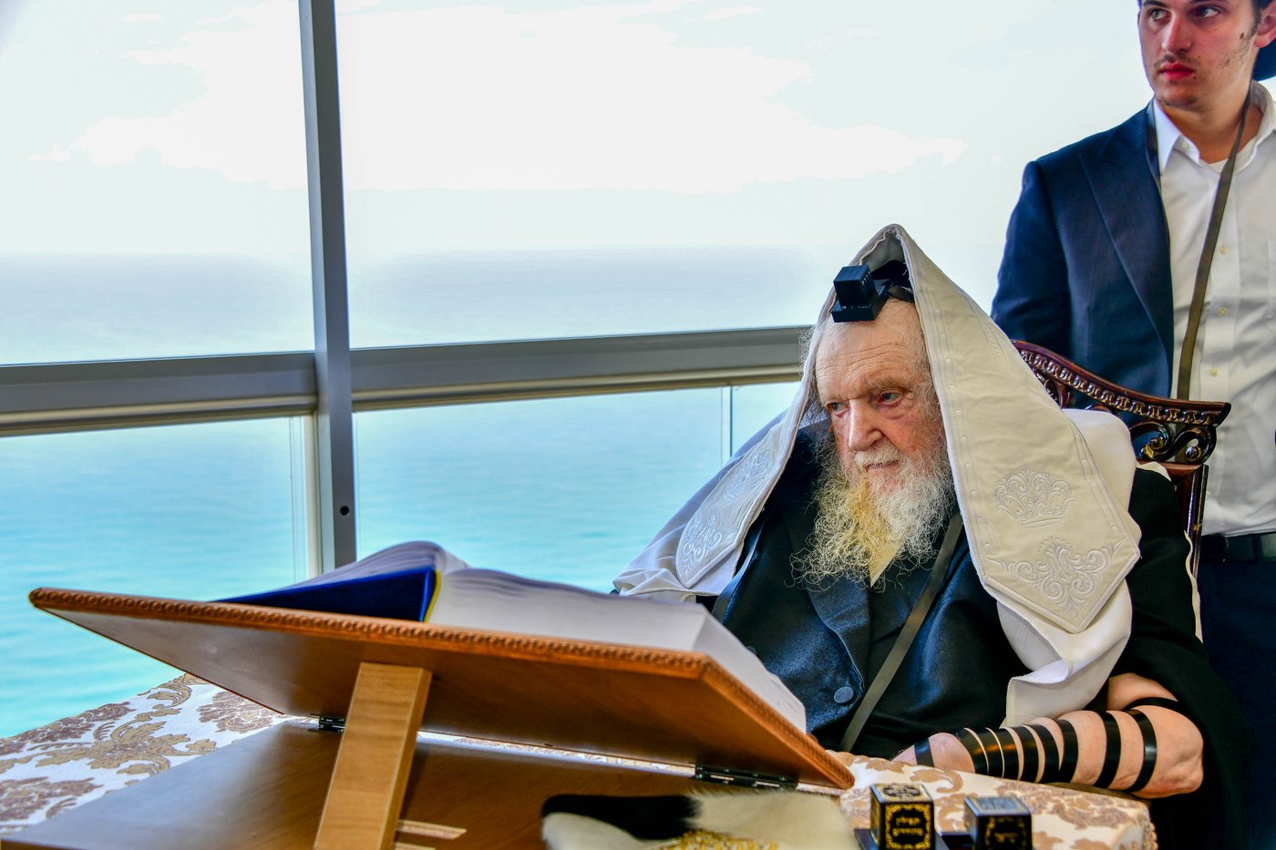הגאון רבי משה שטרנבוך שליט"א בתפילת שחרית בנתניה | צילום: שוקי לרר
