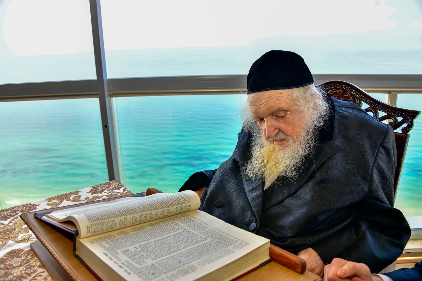 הגאון רבי משה שטרנבוך שליט"א בתפילת שחרית בנתניה | צילום: שוקי לרר